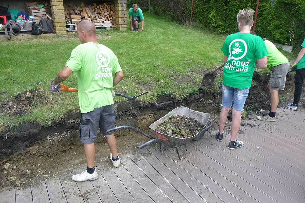 Zarovnanie svahu tak, aby sa dal ukladať kameň