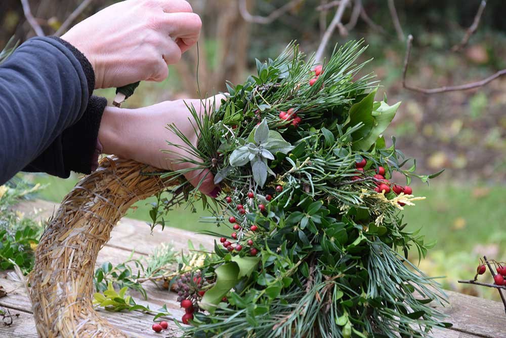 Pridávanie rastlín na adventný veniec